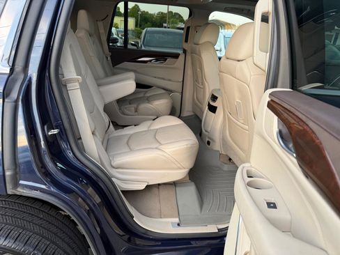 Used 2017 Cadillac Escalade Luxury image 12