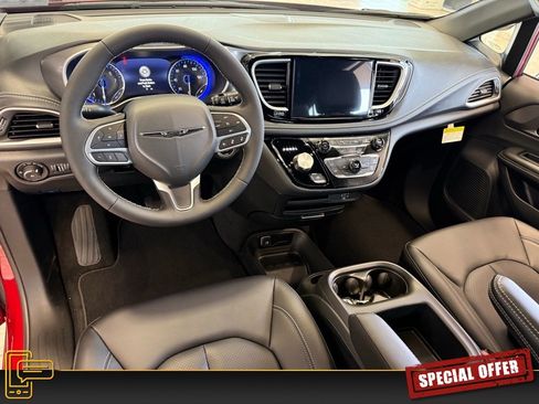 New 2026 Chrysler Pacifica Select image 4