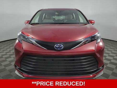 Used 2025 Toyota Sienna XLE w/ XLE Plus Package image 2