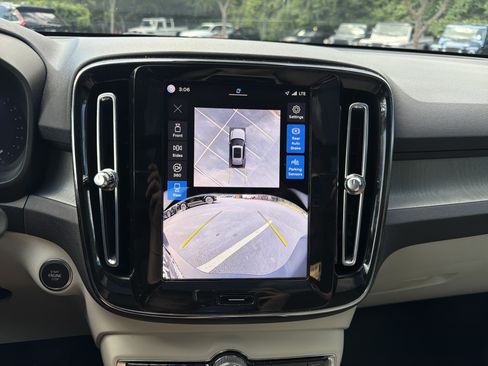 Certified 2025 Volvo XC40 B5 Plus AWD/4WD image 25