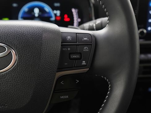 Used 2025 Toyota Camry SE image 24