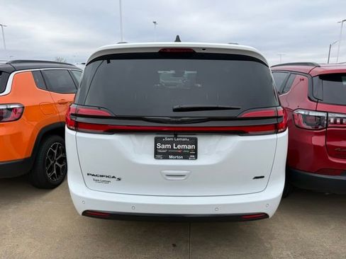 New 2026 Chrysler Pacifica Select w/ S Appearance Package image 5