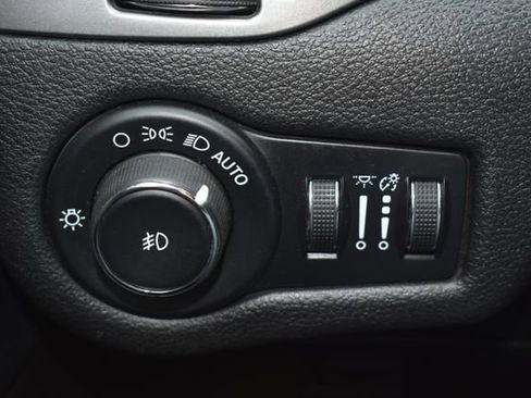 Used 2019 Jeep Cherokee Latitude Plus AWD/4WD image 22