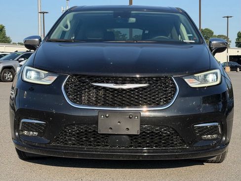 Used 2023 Chrysler Pacifica Limited FWD image 2