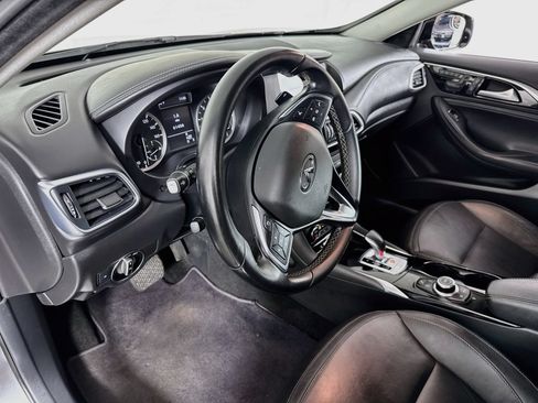 Used 2018 INFINITI QX30 w/ Cargo Package FWD image 9
