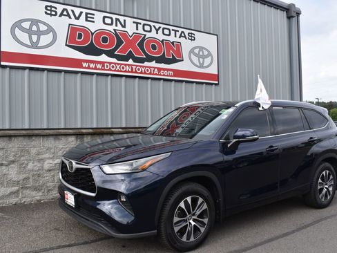 Used 2022 Toyota Highlander XLE AWD/4WD image 1