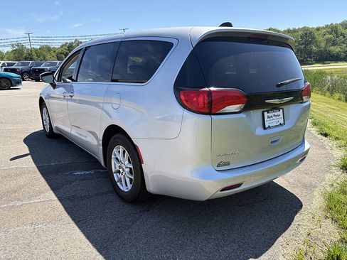 Used 2023 Chrysler Voyager LX FWD image 3
