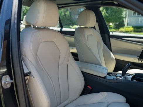 Used 2022 BMW 530i w/ Convenience Package RWD image 46