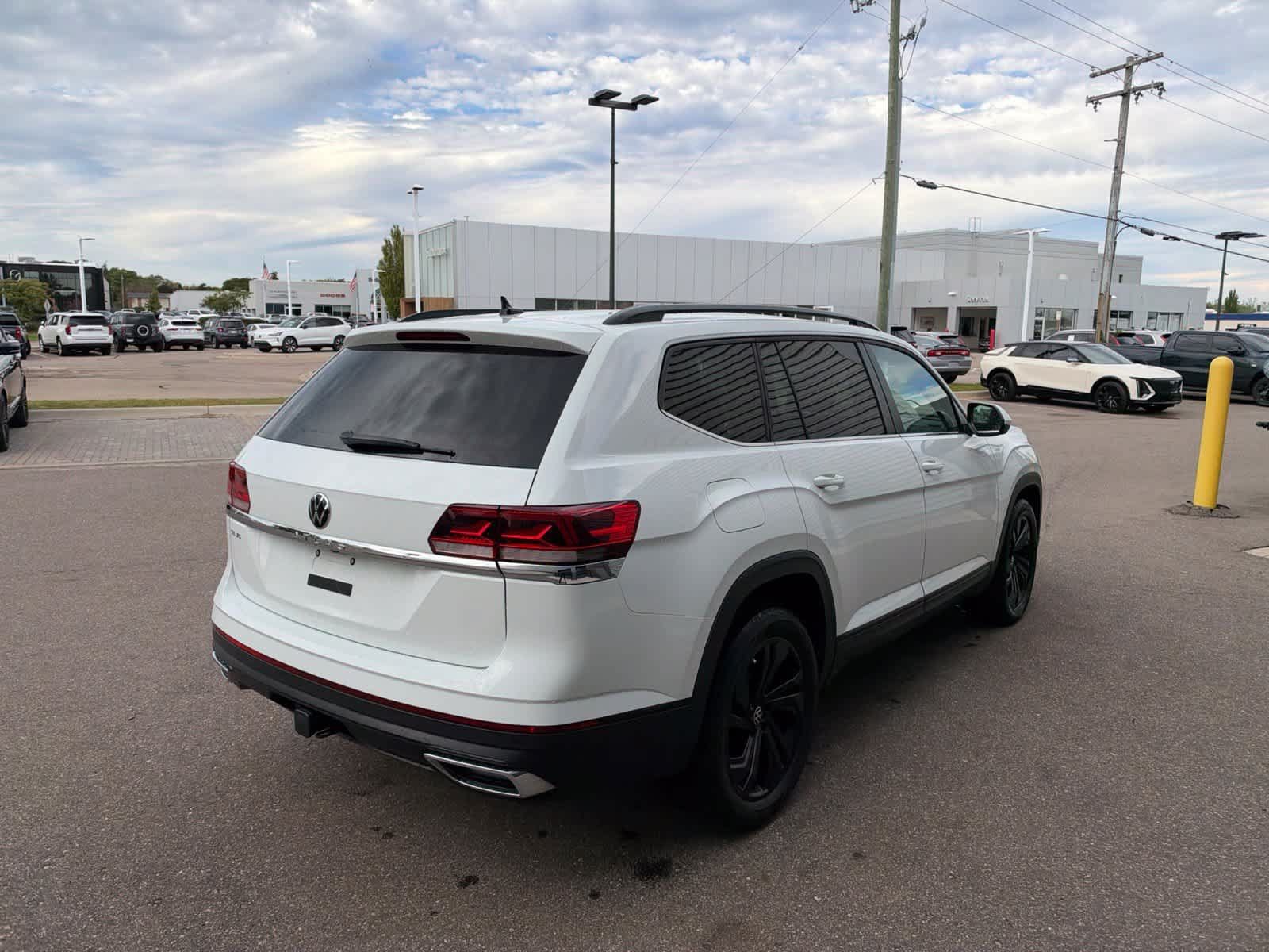 Used 2023 Volkswagen Atlas SE w/ Black Wheel Package FWD image 5