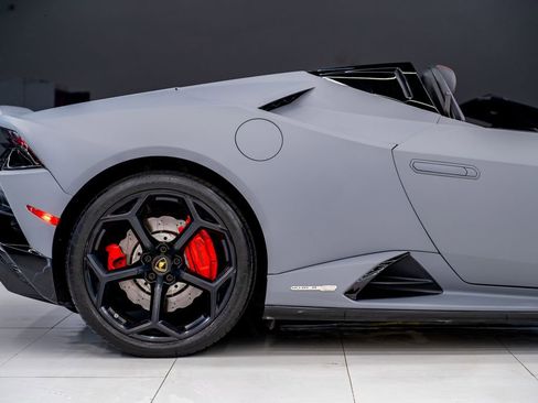 Used 2020 Lamborghini Huracan EVO image 12