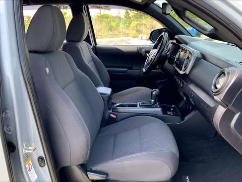 Used 2019 Toyota Tacoma TRD Off-Road w/ Technology Package image 9