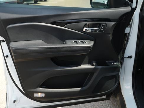 Used 2022 Honda Pilot Touring image 11