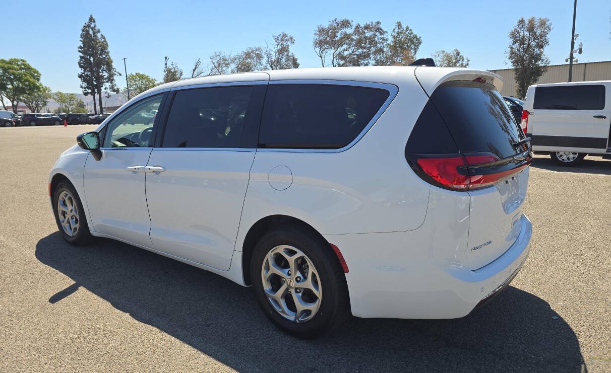Used 2024 Chrysler Pacifica Limited FWD image 4