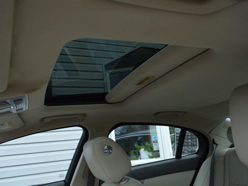 Used 2010 Jaguar XF Premium image 37