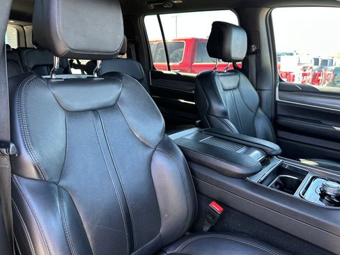 Certified 2024 Jeep Wagoneer L Series II RWD image 15