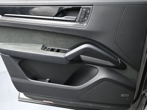 Certified 2026 Porsche Cayenne GTS AWD/4WD image 24