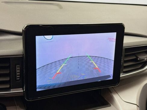 Used 2022 Ford Explorer XLT w/ Equipment Group 202A image 14