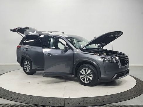 Used 2025 Nissan Pathfinder SL FWD image 9