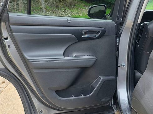 Used 2025 Toyota Highlander XLE FWD image 32