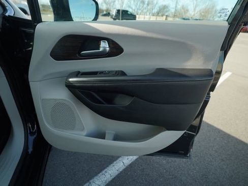 Used 2023 Chrysler Pacifica Limited image 20