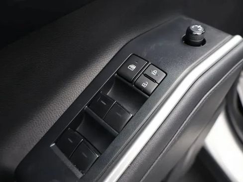 Used 2022 Toyota Highlander LE AWD/4WD image 19