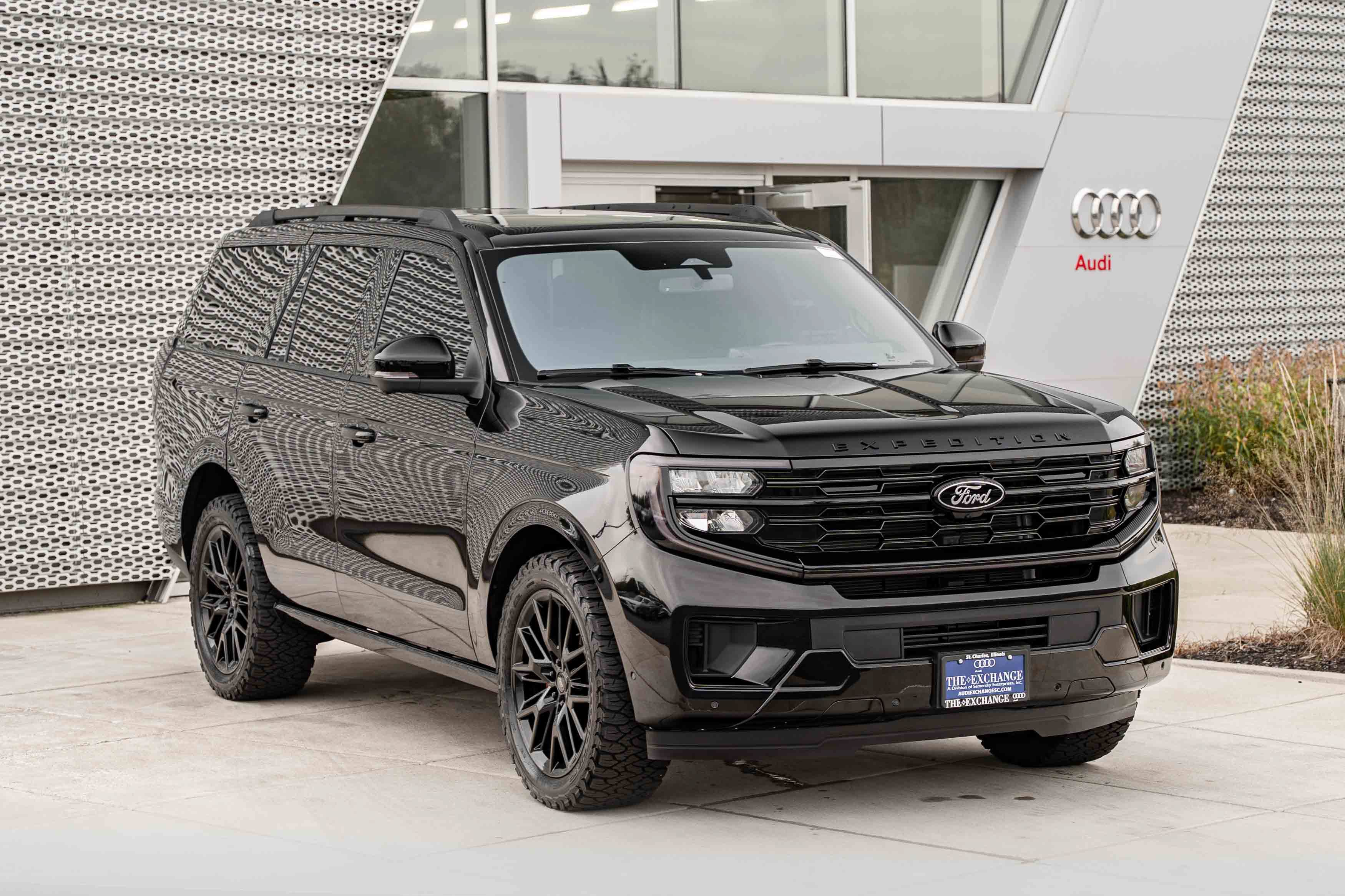 Used 2025 Ford Expedition Platinum w/ Stealth Performance Package AWD/4WD image 2