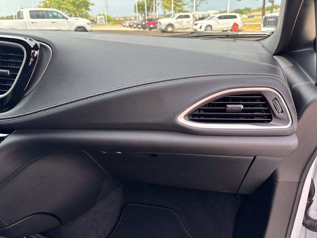 New 2027 Chrysler Pacifica Select FWD image 30