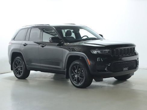 Used 2025 Jeep Grand Cherokee Altitude AWD/4WD image 9