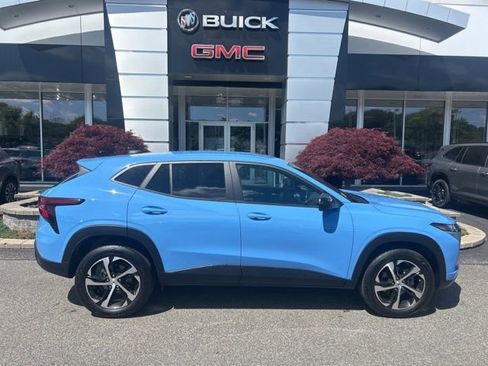 Used 2024 Chevrolet Trax RS w/ Driver Confidence Package FWD image 2