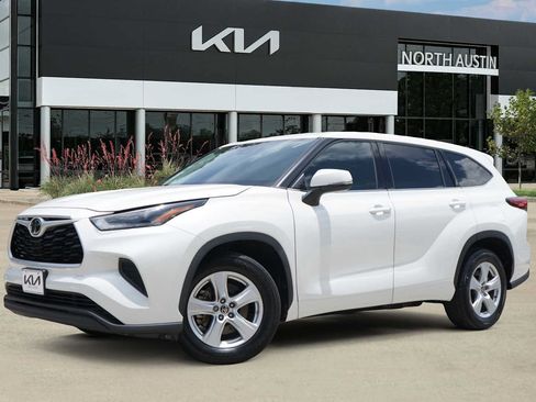 Used 2021 Toyota Highlander L FWD image 1