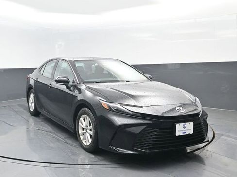 Used 2025 Toyota Camry SE image 2