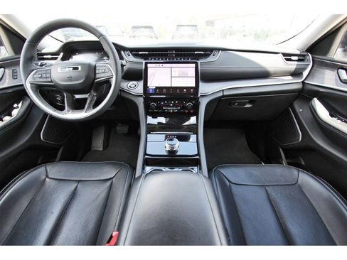 Used 2023 Jeep Grand Cherokee L Limited w/ Luxury Tech Group II image 10