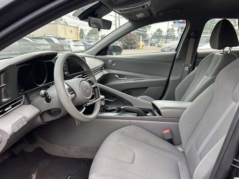 Used 2023 Hyundai Elantra SE FWD image 13