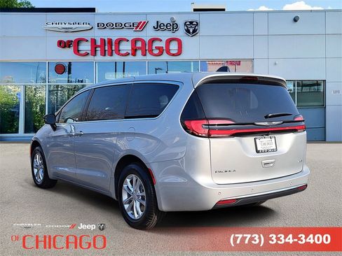 New 2026 Chrysler Pacifica Select image 4