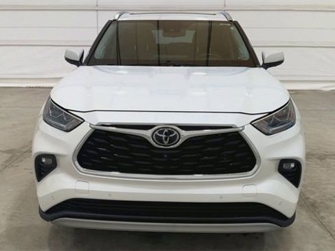 Used 2021 Toyota Highlander Platinum image 3