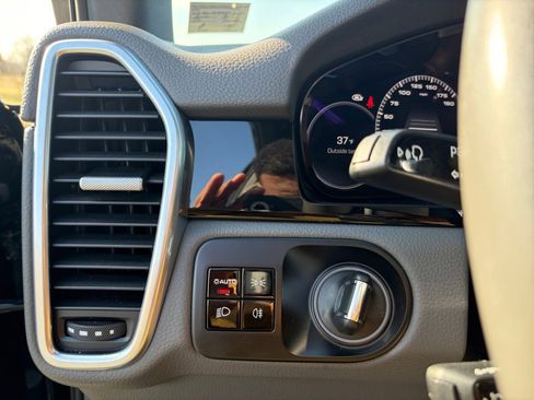 Used 2019 Porsche Cayenne S image 24