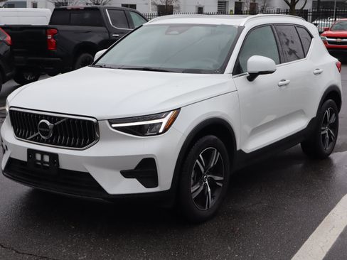 Used 2025 Volvo XC40 B5 Core image 5