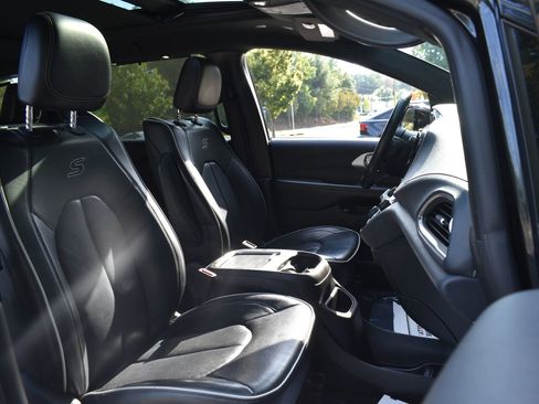 Used 2019 Chrysler Pacifica Limited w/ S Appearance Package image 24