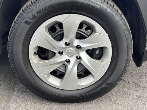 Used 2021 Toyota RAV4 LE w/ Carpet Mat Package (TMS) AWD/4WD image 7