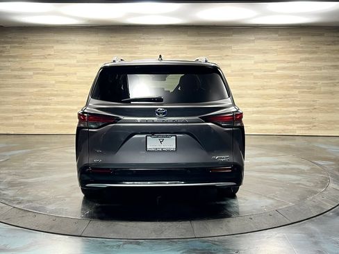 Used 2024 Toyota Sienna Platinum AWD/4WD image 19