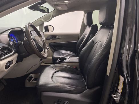 Used 2021 Chrysler Pacifica Touring-L FWD image 15