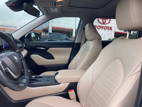 Used 2023 Toyota Highlander XLE FWD image 9