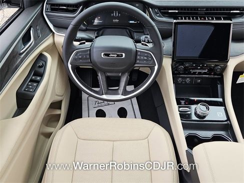 New 2025 Jeep Grand Cherokee Limited w/ Luxury Tech Group II image 7