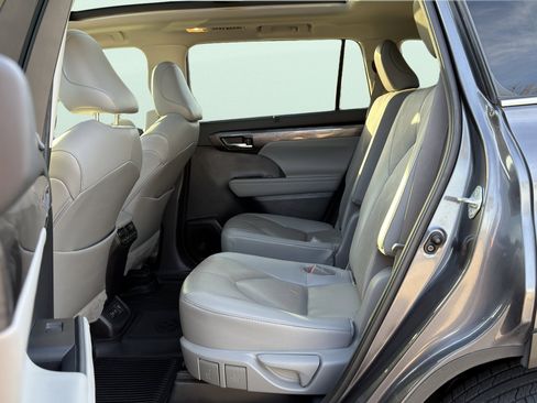 Used 2021 Toyota Highlander Platinum image 19