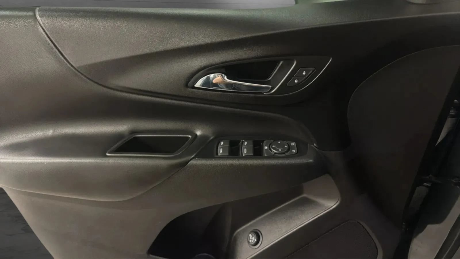 Used 2018 Chevrolet Equinox LT FWD image 23