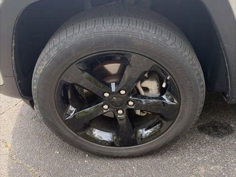 Used 2024 Jeep Grand Cherokee Limited w/ Black Appearance Package image 32