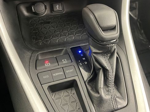 Used 2020 Toyota RAV4 XLE w/ Convenience Package FWD image 32