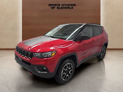 Used 2025 Jeep Compass Trailhawk AWD/4WD image 2