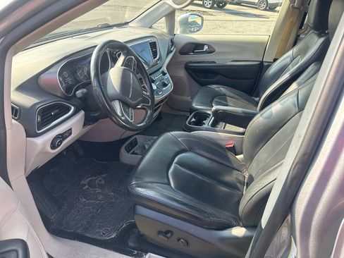 Used 2020 Chrysler Pacifica Touring-L w/ Advanced Safetytec Group FWD image 2