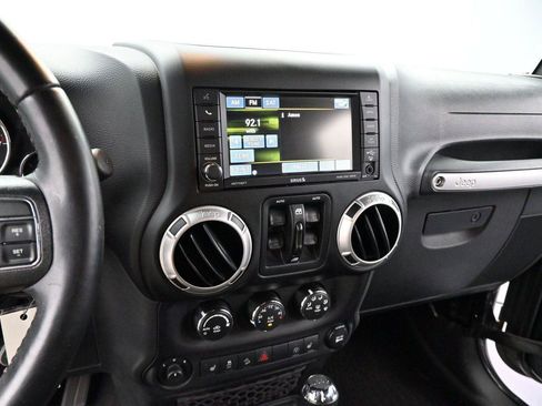 Used 2017 Jeep Wrangler Unlimited Rubicon w/ Connectivity Group AWD/4WD image 17